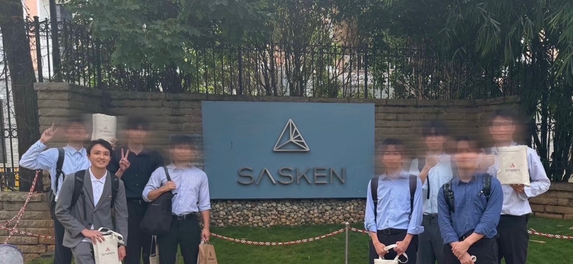 Sasken オフィス前で 8 人のメンバーと記念撮影
