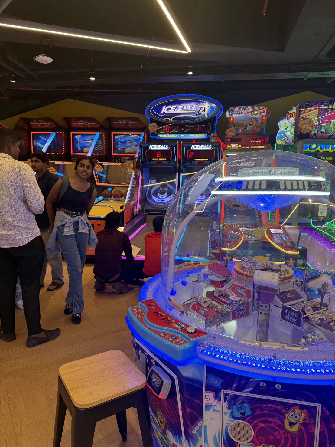 ショッピングモールのゲームセンターのスナップ