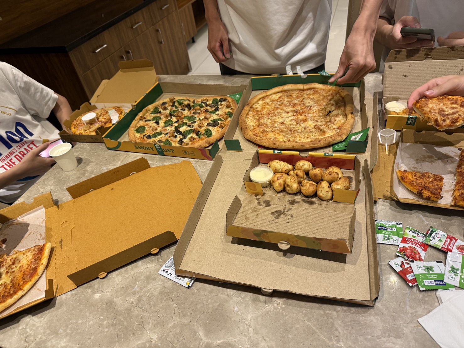 ホテルに戻って開いたピザパーティーの様子