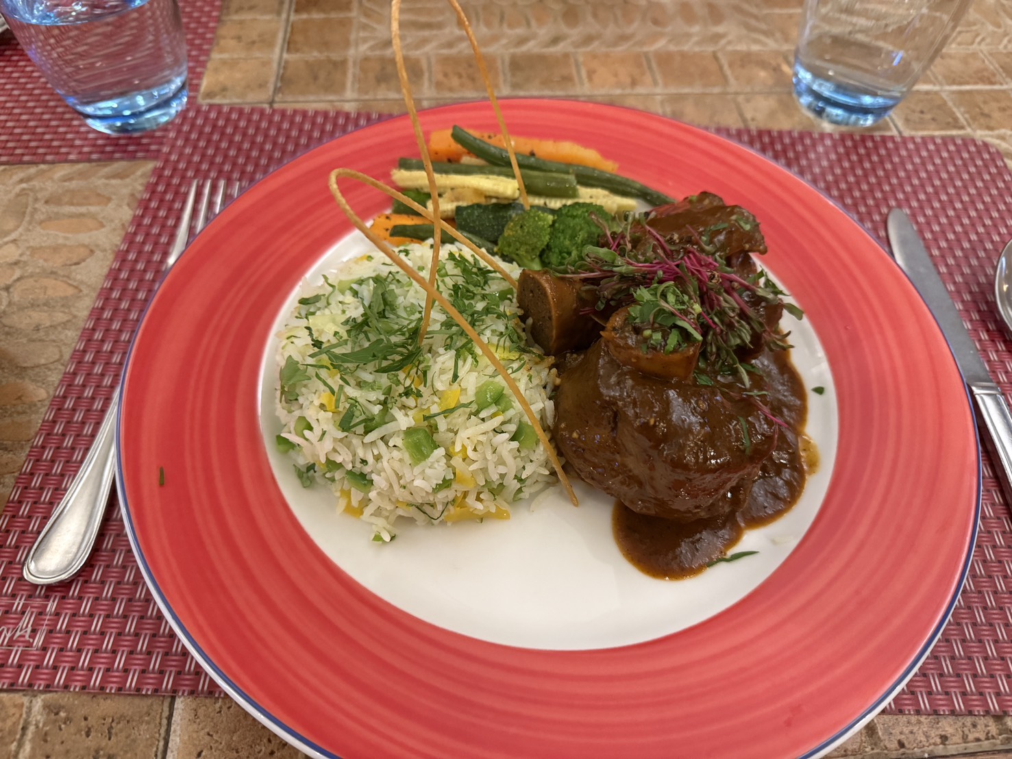 近所の高級レストランで食べた 700 ルピーの夕食