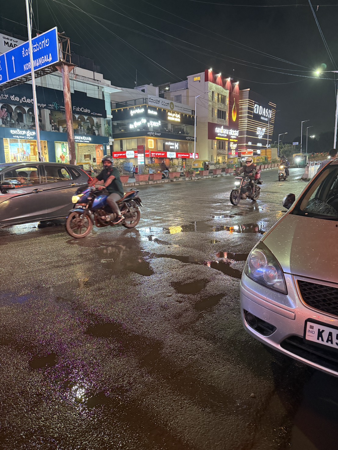 夜のベンガルールの街並み